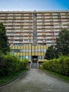 Wroclaw, Polonya - Ağustos 2021: Önünde küçük parkı olan iskan binasına simetrik bakış