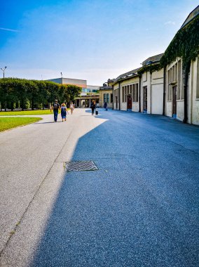 Wroclaw, Polonya - Ağustos 2021: Centennial Hall binasının yanındaki küçük meydan