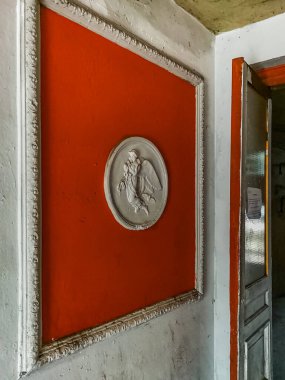 Wroclaw, Polonya - Ağustos 2021: Binanın içinde beyaz ve kırmızı tablolar ve kabartmalar