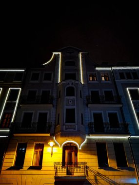 Wroclaw, Polonya - Ağustos 2021: Duvardaki gece aydınlatması olarak açık çizgiler