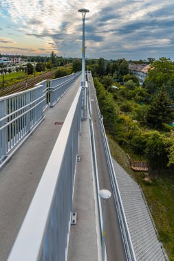 Wroclaw, Polonya - Ağustos 2021: Güneşli bir günde metal parmaklıklarla uzun beton köprü