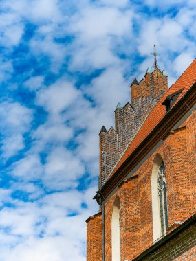 Wroclaw, Polonya - Ağustos 2021: Wroclaw 'daki Corpus Christi bölgesinin arka tarafına bakıyorum