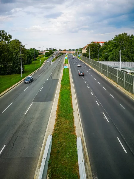 Wroclaw Polônia Agosto 2021 Longa Estrada Vista Grades Metal Passarela — Fotografia de Stock