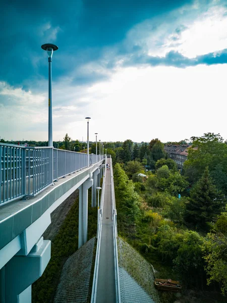 波兰弗罗茨拉夫 2021年8月 在阳光明媚的阴天 长长的街道上有金属栏杆的混凝土人行桥 — 图库照片