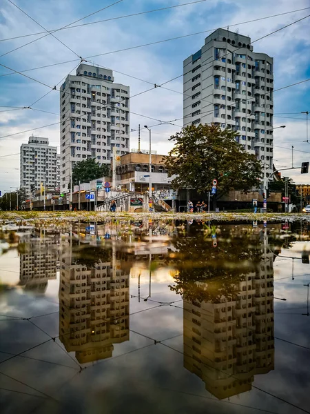 Wroclaw Polen Augusti 2021 Sedesowce Vita Skyskrapor Molnig Dag Reflekteras — Stockfoto