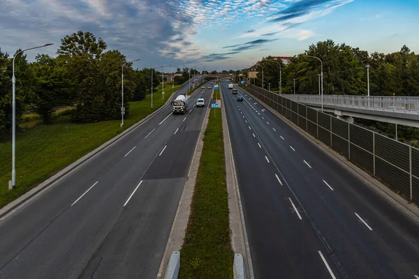 Wroclaw Polen Augusti 2021 Lång Väg Sedd Från Betonggångbro Metallräcken — Stockfoto