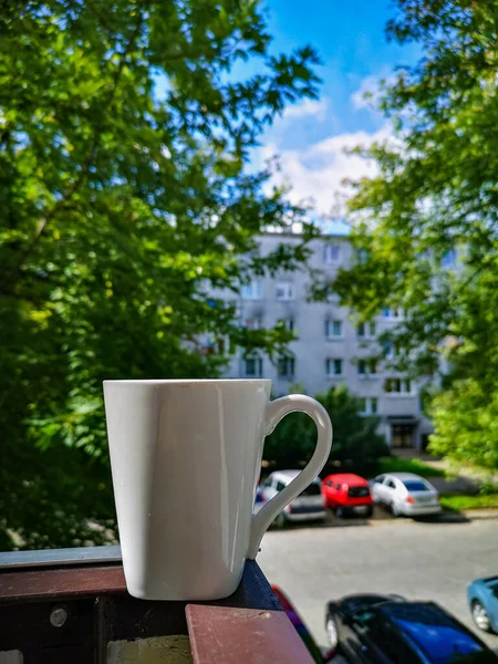 Белая Чашка Кофе Стоящая Краю Перила Балкона — стоковое фото