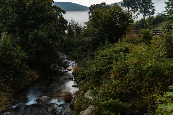 Pequeño Río Que Fluye Las Montañas Doradas Amanecer Visto Desde — Foto de Stock