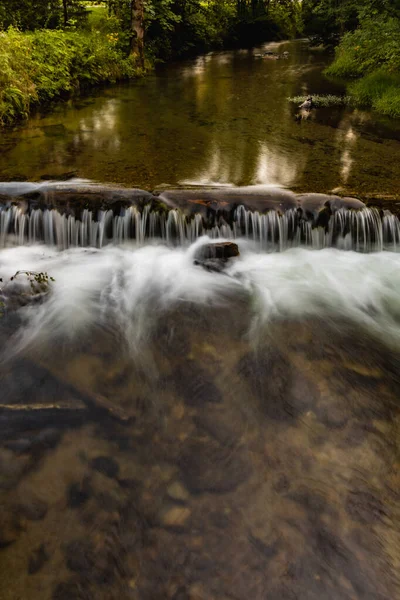 Pequeña Cascada Pequeño Río Las Montañas Doradas Día Soleado —  Fotos de Stock