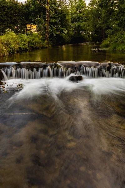 Pequeña Cascada Pequeño Río Las Montañas Doradas Día Soleado —  Fotos de Stock