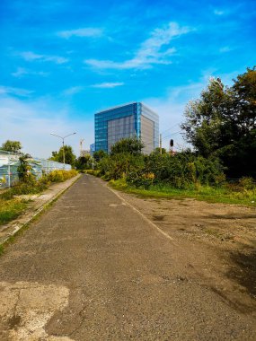 Wroclaw, Polonya - Eylül 2021: Yolun sonundaki yüksek modern Karbon Kulesi