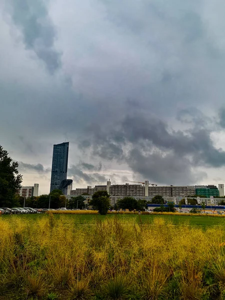 Wroclaw Polonia Septiembre 2021 Edificio Torre Del Cielo Bloque Pisos — Foto de Stock