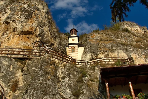 Скельний монастир "st dimitrii basarbovo" — стокове фото