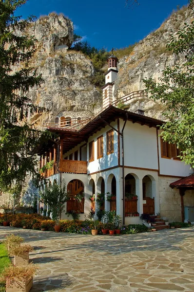 El monasterio de roca "San Dimitrii de Basarbovo " —  Fotos de Stock