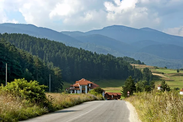 Route entre les villages de la montagne Rila — Photo