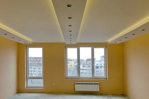 Raum mit moderner LED-Abschirmbeleuchtung — Stockfoto