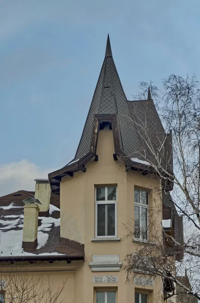 Fragment van oude renovatie huis met puntgevels dak. — Stockfoto