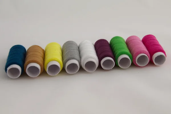 Un conjunto de hilo de bobina de color sastre — Foto de Stock