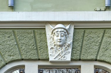 ilginç kadın başı heykeli