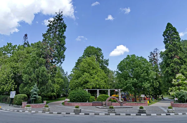 Jardim público em pequena cidade de montanha Peshtera — Fotografia de Stock