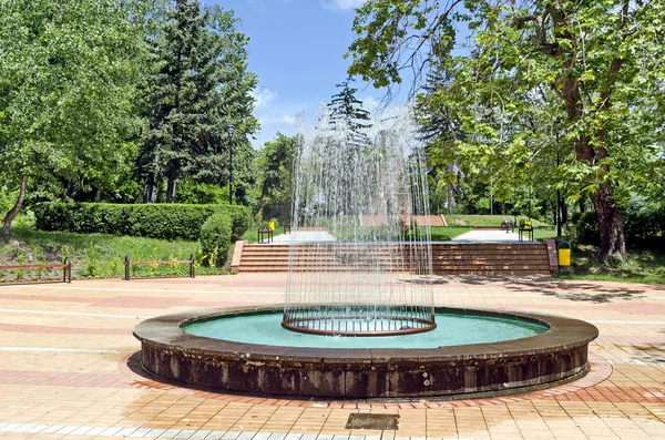 Kreisförmiger Gartenbrunnen — Stockfoto