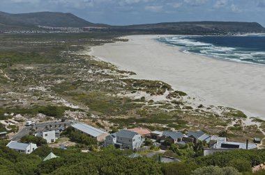 pumpor och kalebasser med hösten lämnar på vit bakgrund.
