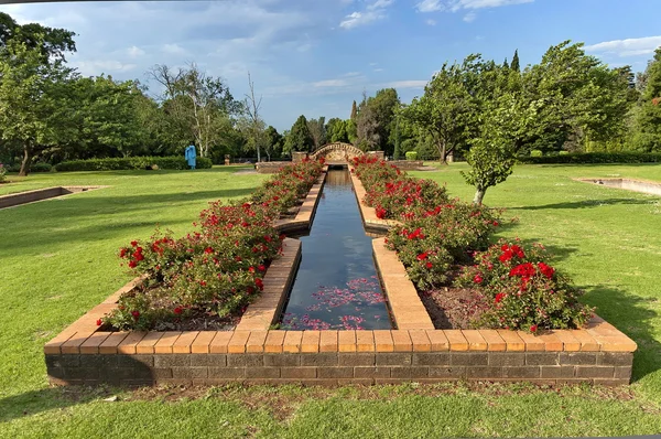 Σπάραγμα rosarium με λίμνη — Φωτογραφία Αρχείου