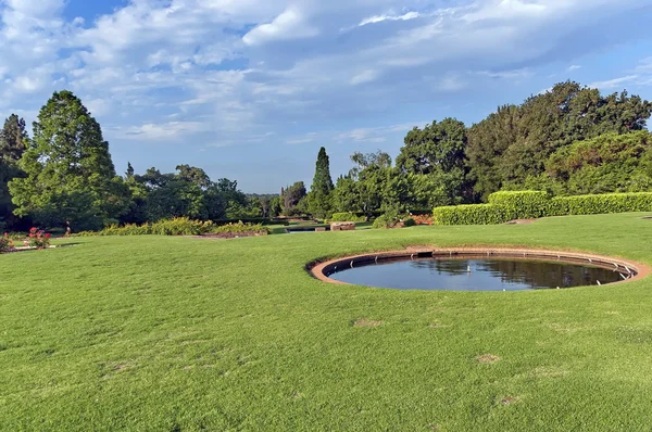 Hermoso paisaje con pequeño estanque círculo — Foto de Stock