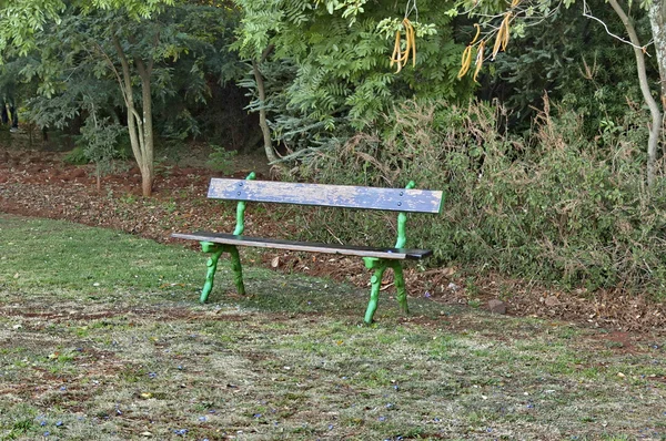 Romantyczny ławki do wypoczynku w parku Tomaszkowo — Zdjęcie stockowe