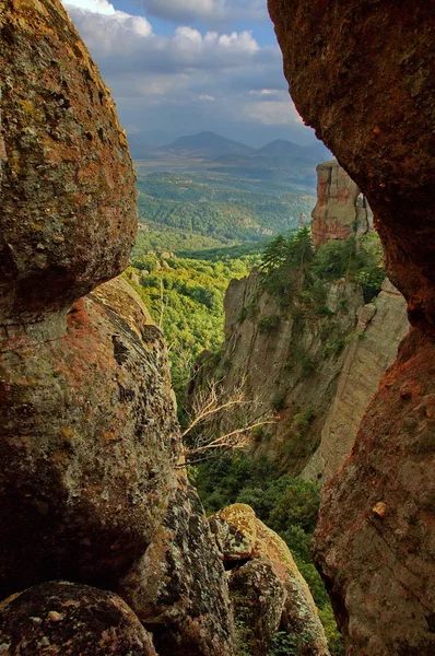 Belogradchik rock - mira desde una hendidura de roca — Foto de Stock