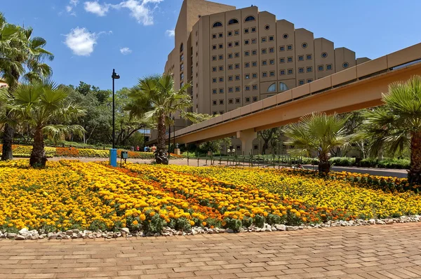 sun City hotel CASCADE Dağları ile peyzaj