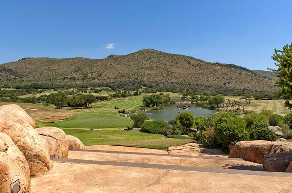 Aire de jeux de golf et lac à Sun City — Photo