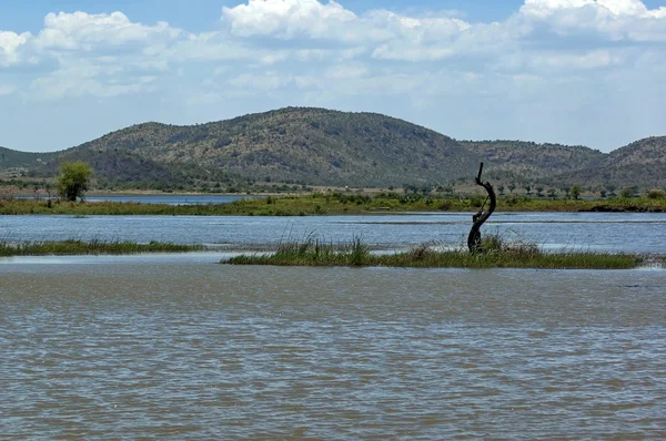 Lago (lagoa) no Parque Nacional de Pilanesberg — Fotografia de Stock
