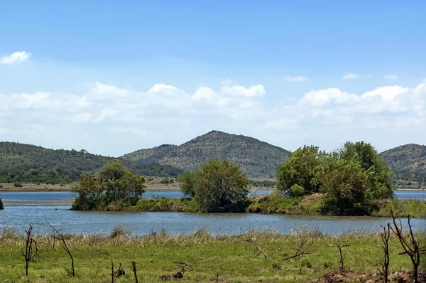 Lago (estanque) en el Parque Nacional Pilanesberg — Foto de Stock