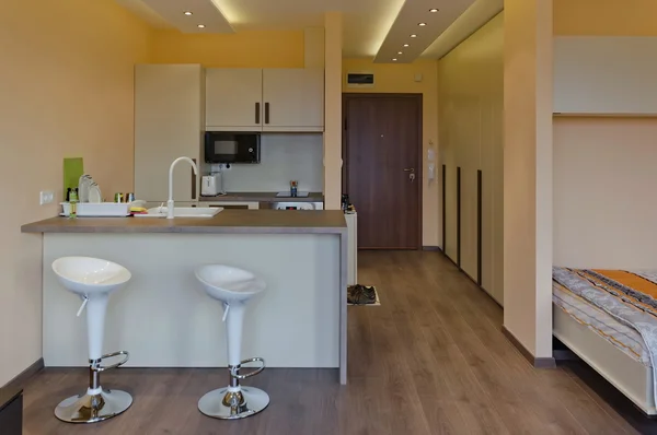 Sala de estar moderna com canto da cozinha — Fotografia de Stock