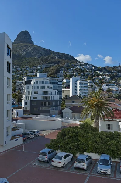 Uitzicht vanaf protea hotel Cape Castle Voorzitter tot Leeuw hoofd rock — Stockfoto