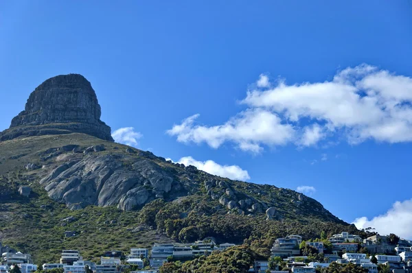 Blick vom protea Hotel President zum Löwenkopf Rock — Stockfoto