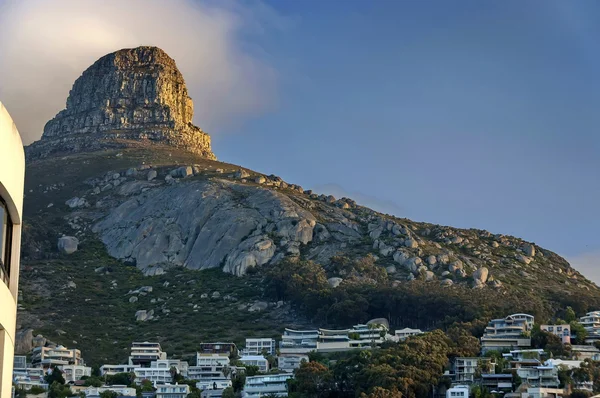 Löwenkopf-Felsen in Kapstadt bei Einbruch der Dunkelheit — Stockfoto