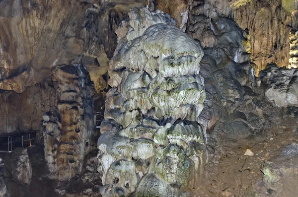 Ledenika'nın güzel görünümünde mağara, Bulgaristan — Stok fotoğraf