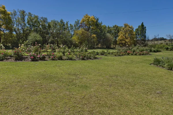 Jardín de flores en una ermita — Foto de Stock