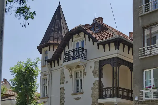 Oud gerenoveerd huis met houten hek — Stockfoto