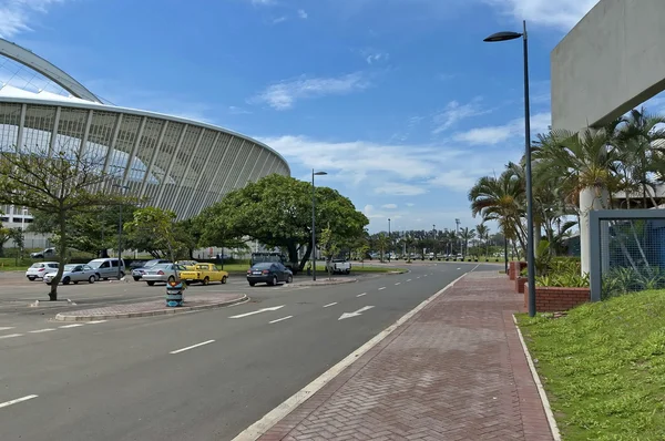 Ao lado de Moses Mabhida estádio de futebol em Durban — Fotografia de Stock