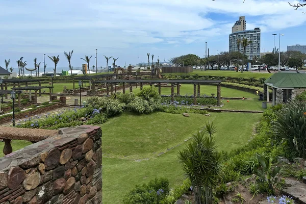 Strandgarten auf Kosten des Meeres in Durban — Stockfoto