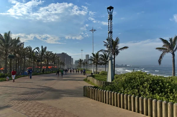 Spiaggia sul mare a piedi vicolo di uShaka nella città di Durban — Foto Stock