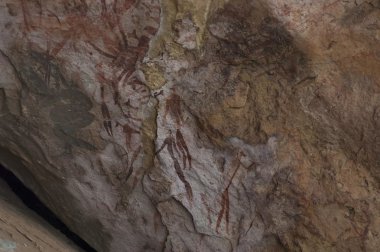 uzun zaman geçmiş giants castle mağarada san insanlar (Bushmen) çizim kaya