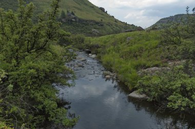Giants Castle Kwazulu-Natal tabiatı nehirde dağ