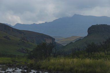 Giants Castle Kwazulu-Natal tabiatı nehirde dağ