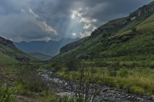 Fiume di montagna nel Castello dei Giganti Riserva naturale di KwaZulu-Natal — Foto Stock