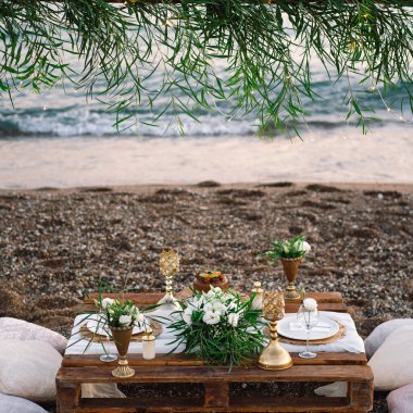 Romantik bir randevu için lüks bir masa. Şenlik detayları masa örtüsü, mumlar, tabaklar, gözlükler.