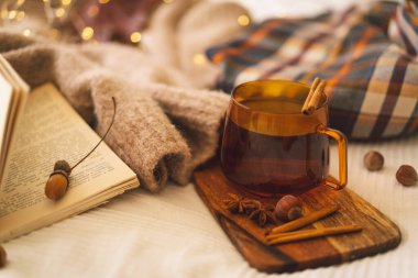 İç kısımlarda hala hayatın detayları var. Sonbahar dekorlu süveterler ve bir fincan çay ve kitaplar. Oku, Dinlen.